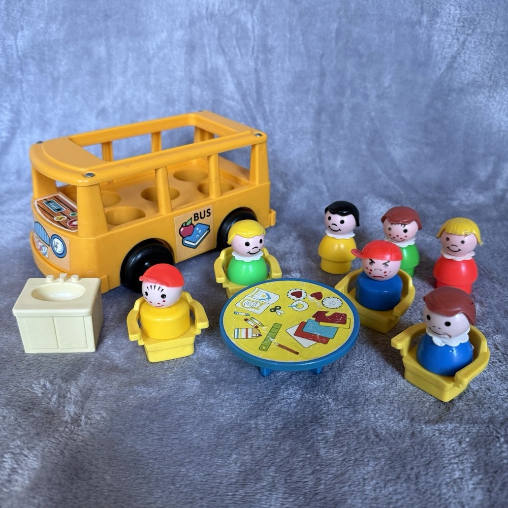 VTG '78 Fisher Price 929 Little People Nursery School Bus 7 Figures Table Chairs